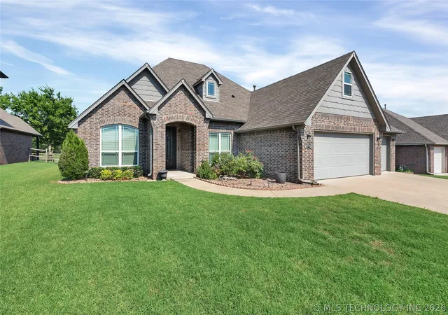Photo 2 of Single family home for sale at 3915 S 15th Place, Broken Arrow, OK 74011 | MLS# 2626206 | Listing updated on 2026-08-20