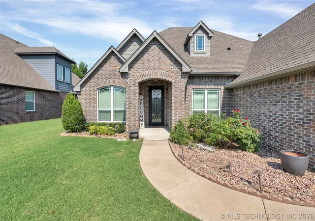 Photo 3 of Single family home for sale at 3915 S 15th Place, Broken Arrow, OK 74011 | MLS# 2626206 | Listing updated on 2026-08-20