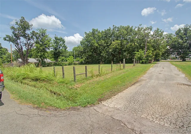 2nd image of 205 W Park Ave, Checotah, OK 74426 | MLS# 2626271