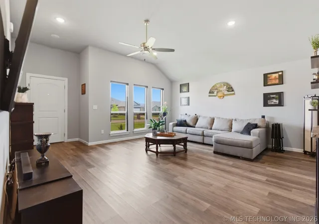 Photo 3 of Single family home for sale at 1407 E 150 Street S, Glenpool, OK 74033 | MLS# 2626442 | Listing updated on 2026-08-20