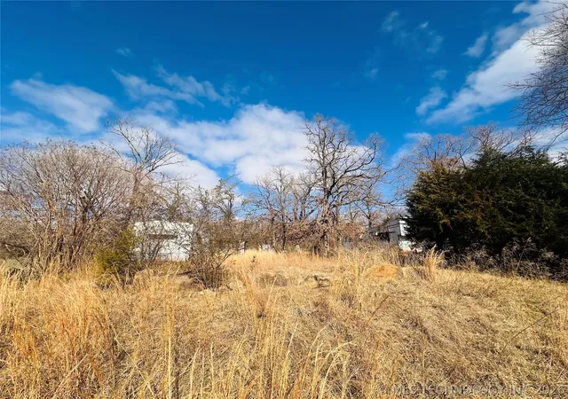 2nd image of 964 Comanche Dr, Eufaula, OK 74432 | MLS# 2626449