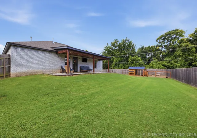 Homes for sale in Coweta, OK | 401 E Birch St, Coweta, OK 74429 | MLS# 2626224
