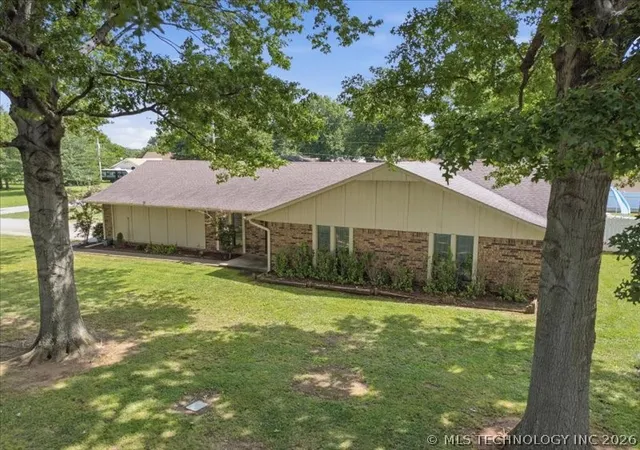 Photo 2 of Single family home for sale at 25 Village Cir, Pryor, OK 74361 | MLS# 2626519 | Listing updated on 2026-08-20