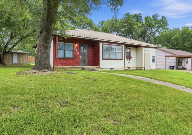 2nd image of 1020 W Willow St, Durant, OK 74701 | MLS# 2626722