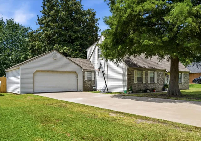 2nd image of 1502 N 3rd Ave, Warner, OK 74469 | MLS# 2626745