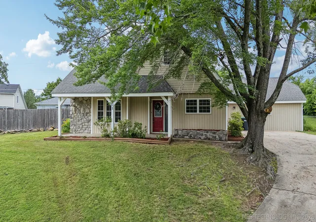 Photo 2 of Single family home for sale at 206 Sandy Cir, Tahlequah, OK 74464 | MLS# 2624589 | Listing updated on 2026-08-20