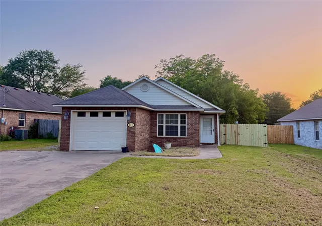 Photo 1 of Single family home for sale at 921 S Locust, Sallisaw, OK 74955 | MLS# 2626903 | Listing updated on 2026-08-20
