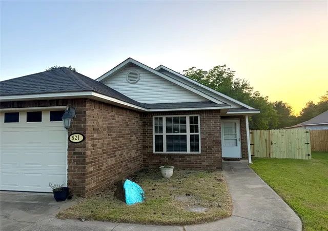 Photo 2 of Single family home for sale at 921 S Locust, Sallisaw, OK 74955 | MLS# 2626903 | Listing updated on 2026-08-20