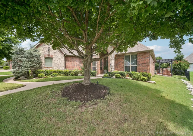 Photo 2 of Single family home for sale at 507 N 83rd Place, Broken Arrow, OK 74014 | MLS# 2626956 | Listing updated on 2026-09-21