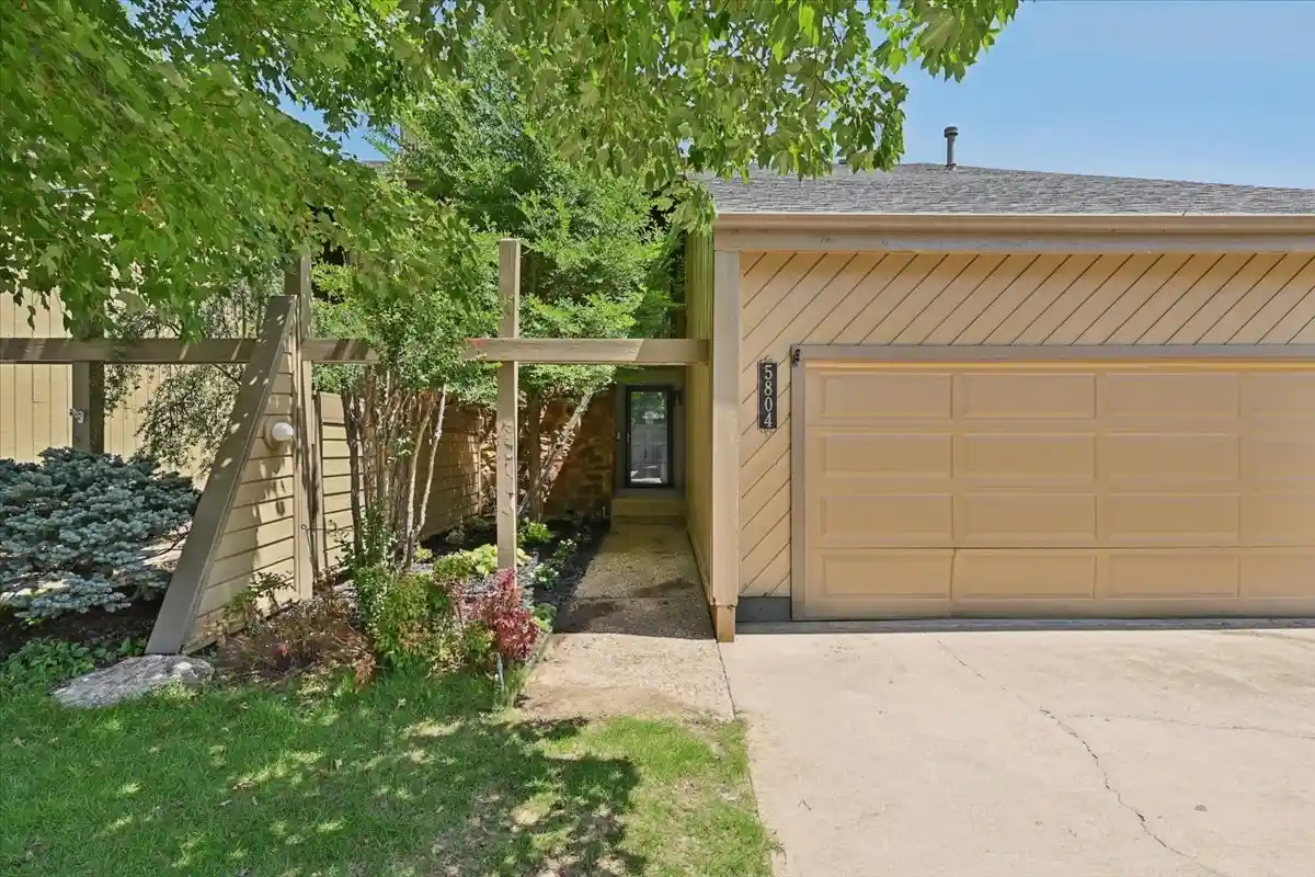 Listing Photo 2 - Condo for sale in 5804 S Atlanta Ave located at 5804 S Atlanta Ave, Tulsa, OK 74105 - Unit 5804 S Atlanta Ave