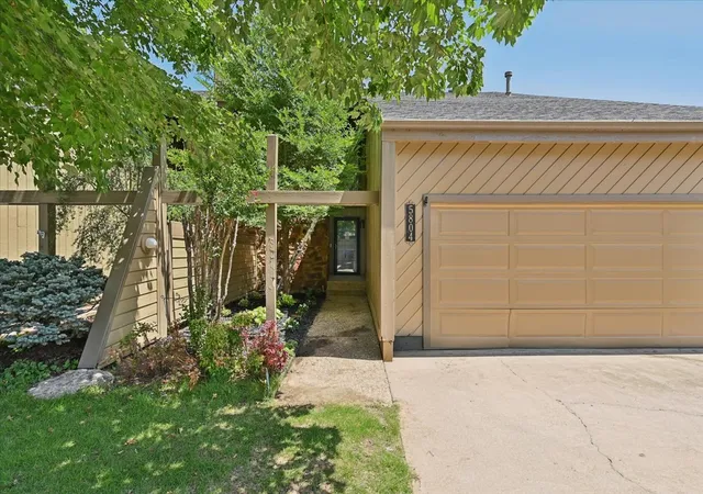 Photo 2 of Condo for sale at 5804 S Atlanta Ave #2, Tulsa, OK 74105 | MLS# 2626831 | Listing updated on 2026-08-22