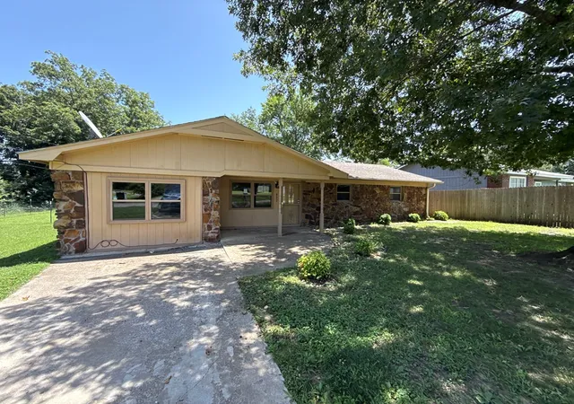 1st image of 402 S Osage Ave, Beggs, OK 74421 | MLS# 2627327