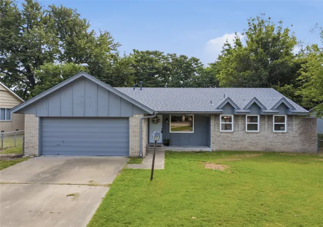Photo 1 of Sale Pending at 305 Fern Pl, Broken Arrow, OK 74012 | MLS# 2627104 | Listing updated on 2026-08-24