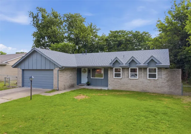 Photo 2 of Sale Pending at 305 Fern Pl, Broken Arrow, OK 74012 | MLS# 2627104 | Listing updated on 2026-08-24