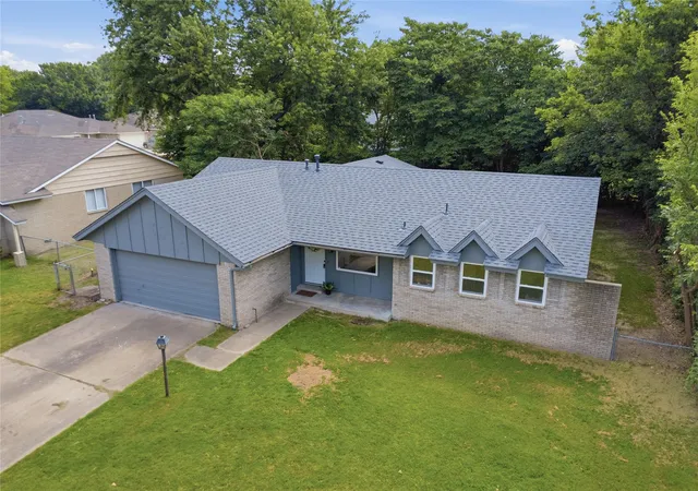 Photo 3 of Sale Pending at 305 Fern Pl, Broken Arrow, OK 74012 | MLS# 2627104 | Listing updated on 2026-08-24