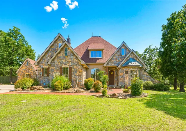 2nd image of 1202 Walker Cir, Ada, OK 74820 | MLS# 2627041