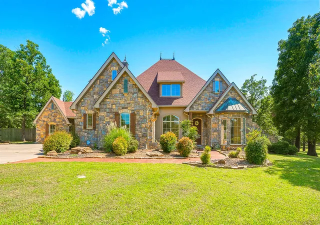 3rd image of 1202 Walker Cir, Ada, OK 74820 | MLS# 2627041