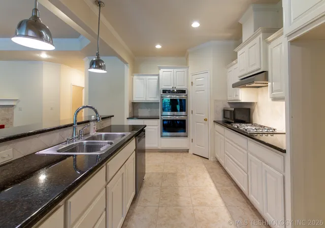 2nd image of 10912 Augusta Dr, Jenks, OK 74037 | MLS# 2627436