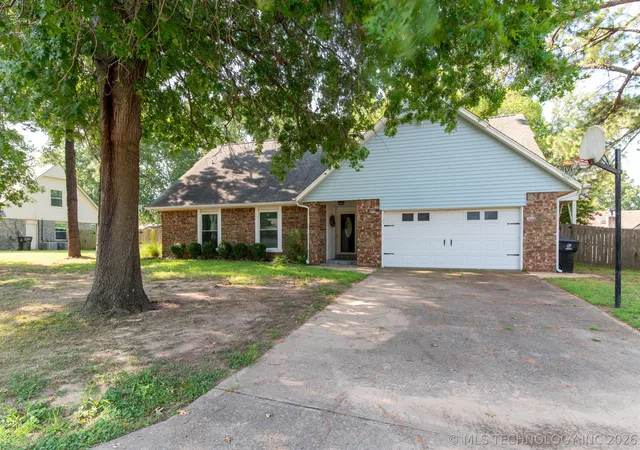 Single family home for sale at 2517 W Kingsport St, Broken Arrow, OK 74011 | MLS# 2627461