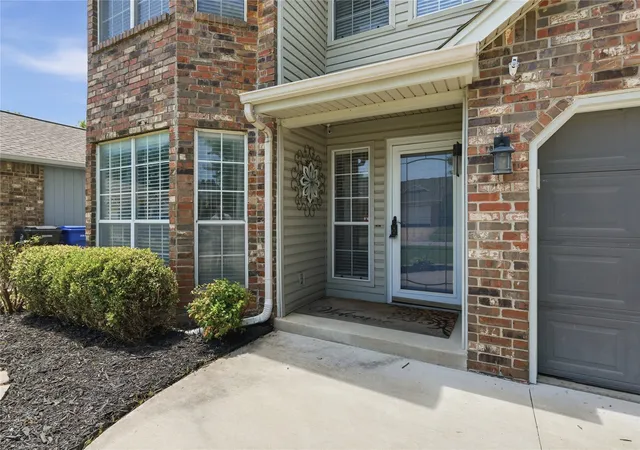 Photo 3 of Sale Pending at 2608 S Oak Pl, Broken Arrow, OK 74012 | MLS# 2627525 | Listing updated on 2026-08-25