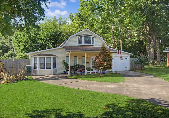 Photo 1 of Sale Pending at 811 W Downing St, Tahlequah, OK 74464 | MLS# 2627578 | Listing updated on 2026-08-25