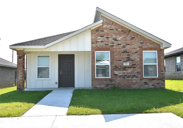 1st image of 832 Elm St, Seminole, OK 74868 | MLS# 2627734