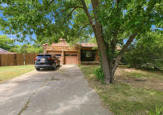 Photo 1 of Single family home for sale at 1733 E 13th Street, Okmulgee, OK 74447 | MLS# 2627882 | Listing updated on 2026-09-20