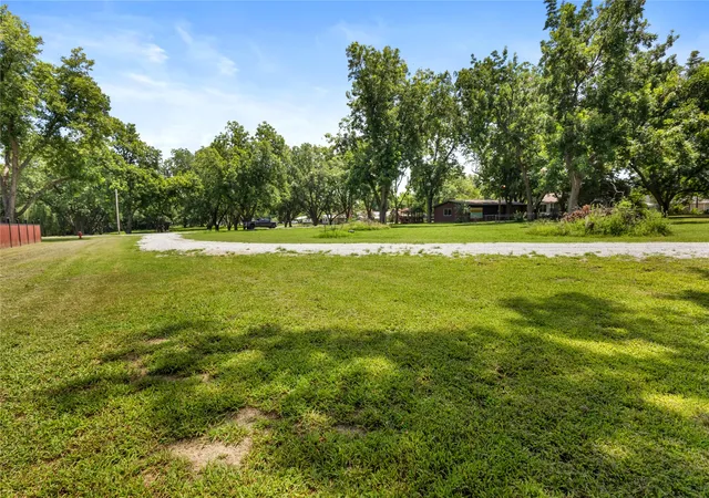 3rd image of 1 Saltsman Ln, Eufaula, OK 74432 | MLS# 2627881