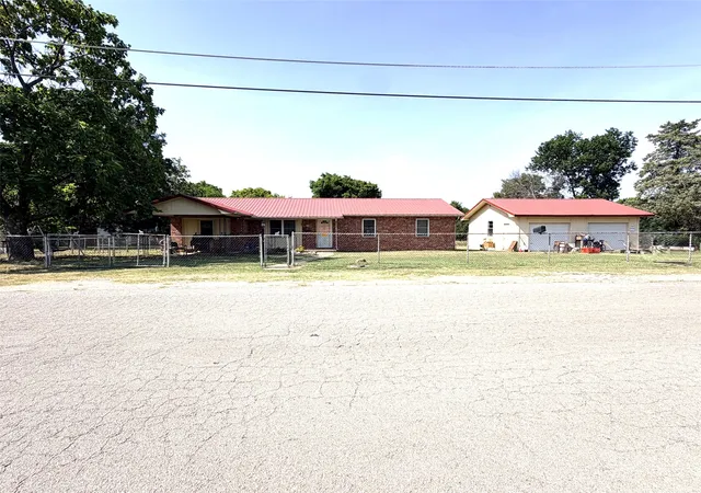 2nd image of 810 Warren Rd, Henryetta, OK 74437 | MLS# 2628038