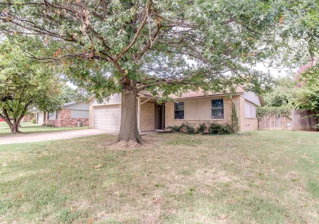 Photo 3 of Single family home for sale at 200 W Delmar St, Broken Arrow, OK 74012 | MLS# 2627779 | Listing updated on 2026-08-21