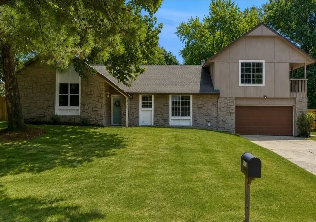 Photo 1 of Sale Pending at 8225 Wright Pl, Broken Arrow, OK 74014 | MLS# 2628061 | Listing updated on 2026-08-20