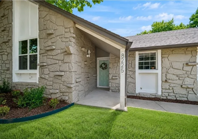 Photo 2 of Sale Pending at 8225 Wright Pl, Broken Arrow, OK 74014 | MLS# 2628061 | Listing updated on 2026-08-20