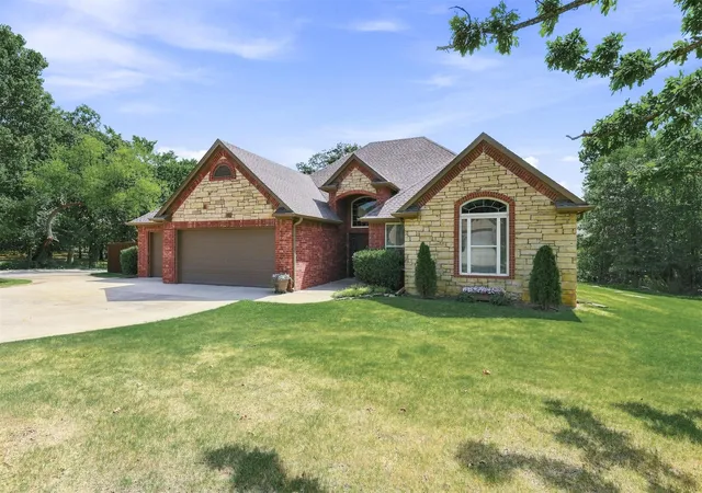 2nd image of 120 Sandtrap Dr, Durant, OK 74701 | MLS# 2626869
