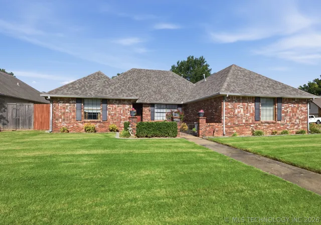 Photo 2 of Sale Pending at 1832 N 15th Street, Broken Arrow, OK 74012 | MLS# 2628019 | Listing updated on 2026-08-27