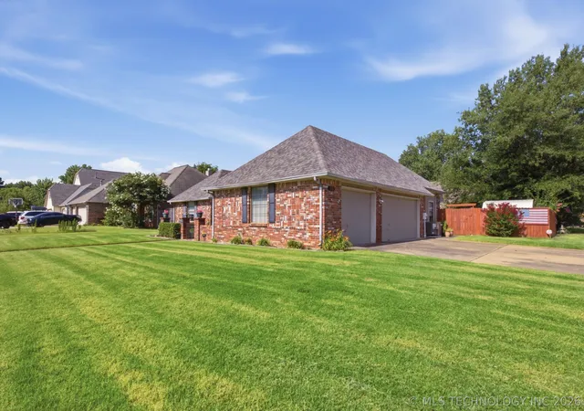 Photo 3 of Sale Pending at 1832 N 15th Street, Broken Arrow, OK 74012 | MLS# 2628019 | Listing updated on 2026-08-27