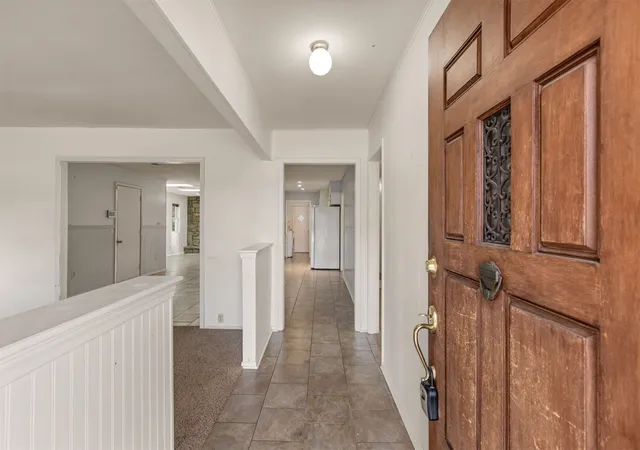 Photo 2 of Sale Pending at 409 S Fern Ave, Broken Arrow, OK 74012 | MLS# 2628391 | Listing updated on 2026-10-09