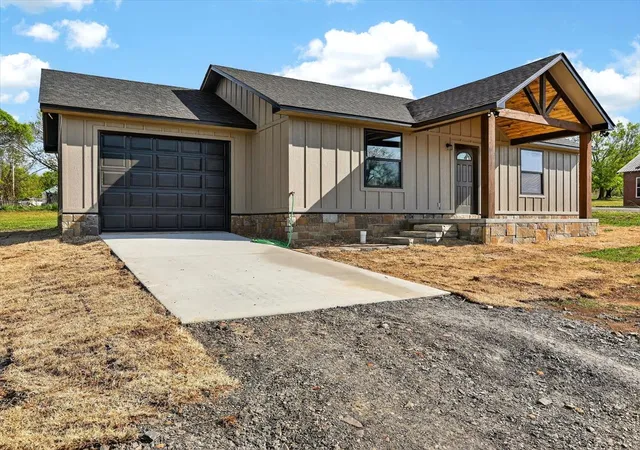 Photo 3 of Single family home for sale at 301 Swanson Rd, Mc Curtain, OK 74944 | MLS# 2628388 | Listing updated on 2026-08-20