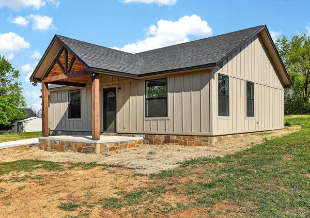 Photo 3 of Single family home for sale at 301 Swanson Rd, Mc Curtain, OK 74944 | MLS# 2628388 | Listing updated on 2026-08-20