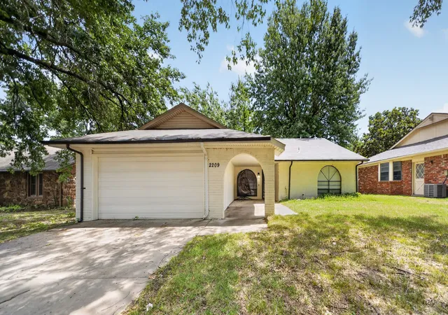 Photo 1 of Single family home for sale at 2209 S Juniper Ave W, Broken Arrow, OK 74012 | MLS# 2628469 | Listing updated on 2026-08-26