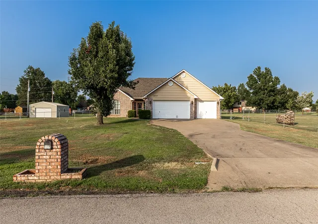 Photo 2 of Sale Pending at 15777 S Cyn Oaks Ln, Claremore, OK 74017 | MLS# 2628276 | Listing updated on 2026-08-20