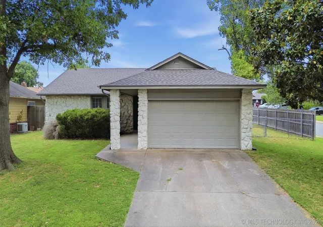 Photo 1 of Sale Pending at 3300 S Ash Pl, Broken Arrow, OK 74012 | MLS# 2628548 | Listing updated on 2026-08-25