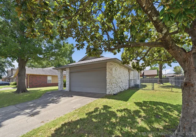 Photo 2 of Sale Pending at 3300 S Ash Pl, Broken Arrow, OK 74012 | MLS# 2628548 | Listing updated on 2026-08-25