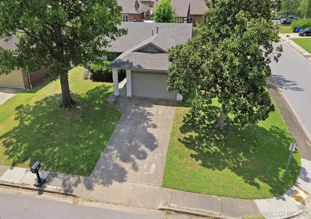 Photo 3 of Sale Pending at 3300 S Ash Pl, Broken Arrow, OK 74012 | MLS# 2628548 | Listing updated on 2026-08-25
