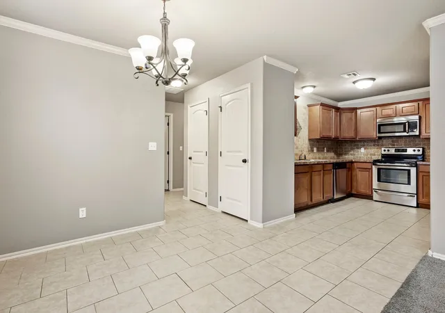 Listing Photo 3 - Condo for sale in building located at 914 N Osage Ave, Claremore, OK 74017