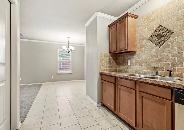 Listing Photo 2 - Condo for sale in building located at 914 N Osage Ave, Claremore, OK 74017 - Unit #