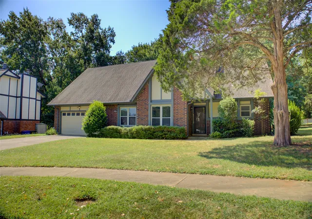 Photo 2 of Sale Pending at 401 E Winston Ct, Broken Arrow, OK 74011 | MLS# 2623769 | Listing updated on 2026-08-25