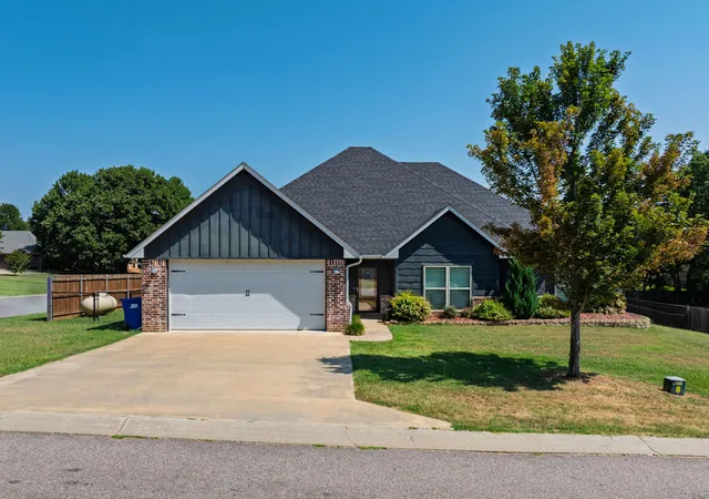 1st image of 102 Bunker Dr, Durant, OK 74701 | MLS# 2628855