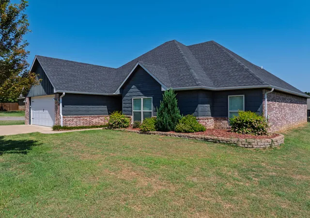 Photo 3 of Single family home for sale at 102 Bunker Dr, Durant, OK 74701 | MLS# 2628855 | Listing updated on 2026-08-21
