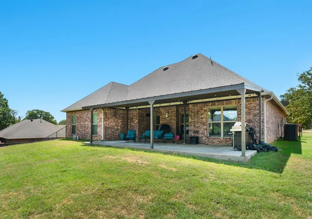 Photo 3 of Single family home for sale at 102 Bunker Dr, Durant, OK 74701 | MLS# 2628855 | Listing updated on 2026-09-30