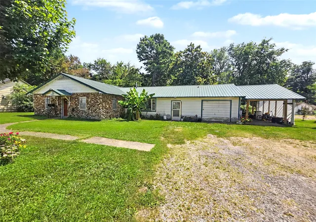 Photo 1 of Single family home for sale at 233 North St, Tahlequah, OK 74464 | MLS# 2628911 | Listing updated on 2026-08-20